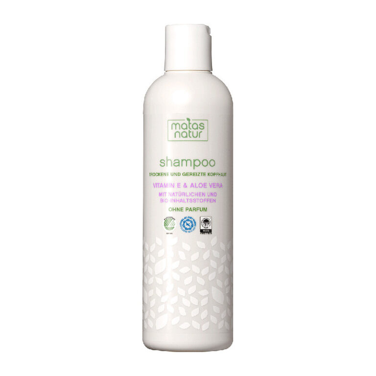 Flasche mit Matas Natur Shampoo und Bio-Zertifikaten. Flasche mit Matas Natur Shampoo und Bio-Zertifikaten.