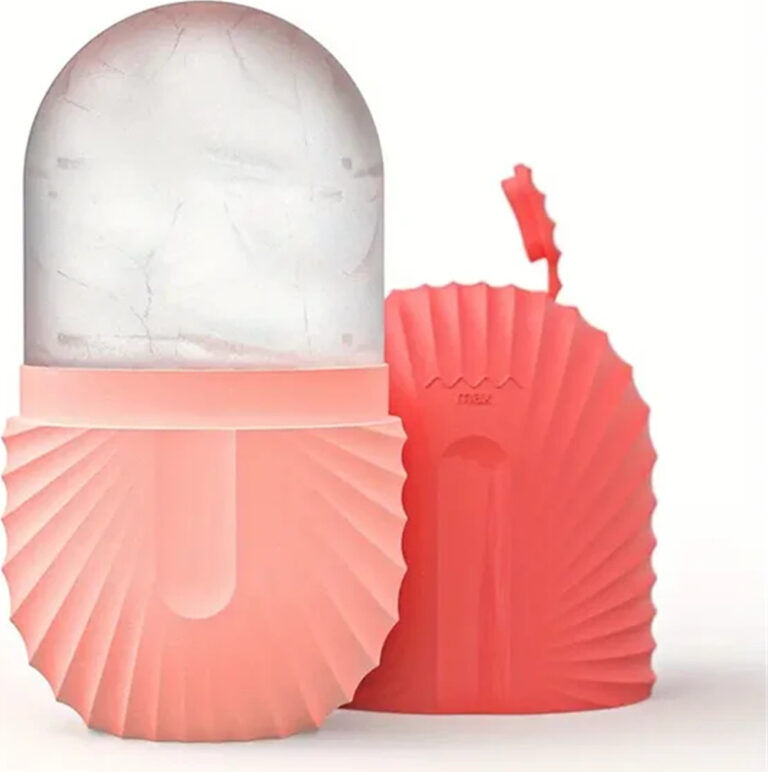 Rosa und klare Kunststoffform für Eiswürfel mit interessantem Design. Rosa und klare Kunststoffform für Eiswürfel mit interessantem Design.