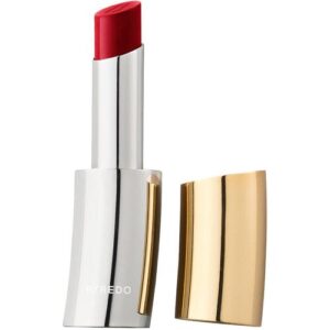 Offener roter Lippenstift mit silbernem Körper und goldenem Deckel.