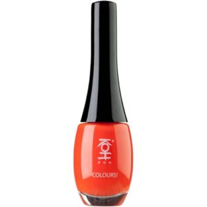 Eine rote Nagellackflasche mit schwarzem Verschluss vor weißem Hintergrund.