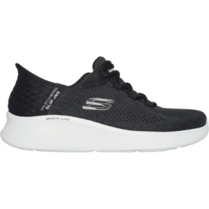 Schwarzer Sportschuh mit weißer Sohle auf weißem Hintergrund.