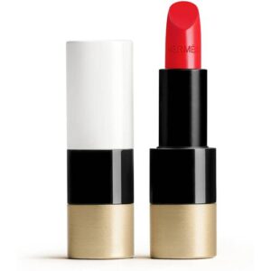 Roter Lippenstift mit abgenommener Hülse, aufrecht stehend
