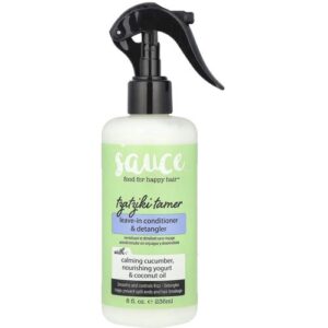 Weiße Sprayflasche mit grünem Etikett, Beschriftung "Leave-in conditioner & detangler".