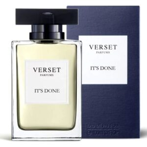 Glasflasche Parfum Verset It’s Done mit blauer Verpackung im Hintergrund.